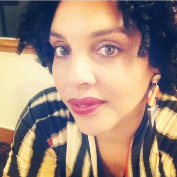 Meet your Posher, Dee Jewels - Picture 7 of 8